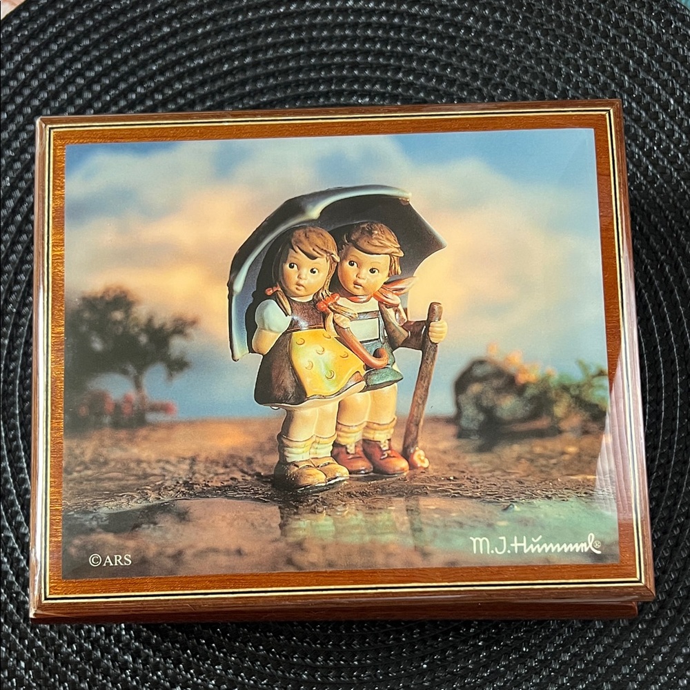 Mi hummer heirloom music box.1970 Vtg